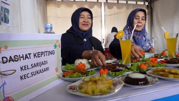 Ibu-ibu peserta membuat kreasi makanan sehat dan lezat untuk diikutsertakan dalam Lomba Kreasi Menu Dapur Sehat Atasi Stunting (DASHAT) 2025, di Tamansari Laswi City, Kota Bandung, Jawa Barat, Rabu (6/8/2025).
