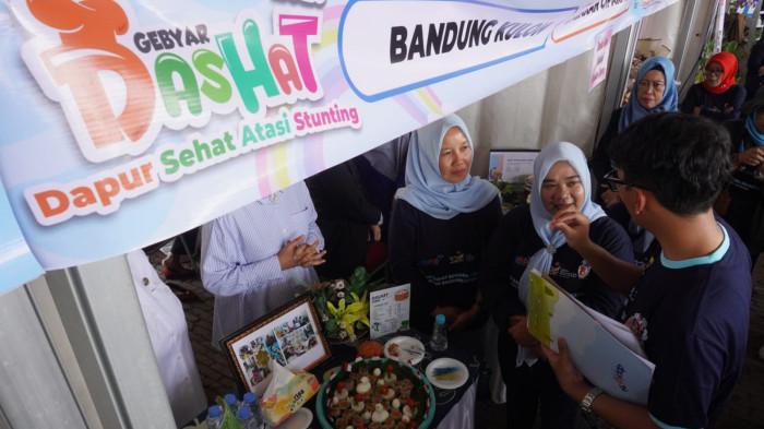 Dewan juri memberikan penilaian makanan sehat dan lezat hasil kreasi ibu-ibu peserta dalam Lomba Kreasi Menu Dapur Sehat Atasi Stunting (DASHAT) 2025, di Tamansari Laswi City, Kota Bandung, Jawa Barat, Rabu (6/8/2025).