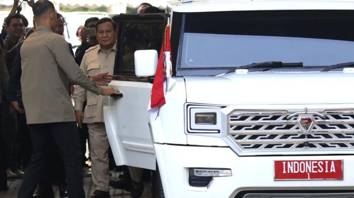 Presiden RI, Prabowo Subianto menaiki Maung MV3 Garuda Limousine saat meninggalkan lokasi acara pembukaan Konvensi Sains, Teknologi, dan Industri Indonesia (KSTI) 2025 di Sasana Budaya Ganesha (Sabuga) ITB, Kota Bandung, Jawa Barat, Kamis (7/8/2025).