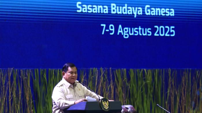 Presiden RI, Prabowo Subianto mengawali sambutan dengan membacakan satu persatu tamu yang hadir pada pembukaan Konvensi Sains, Teknologi, dan Industri Indonesia (KSTI) 2025 di Sasana Budaya Ganesha (Sabuga) ITB, Kota Bandung, Jawa Barat, Kamis (7/8/2025).
