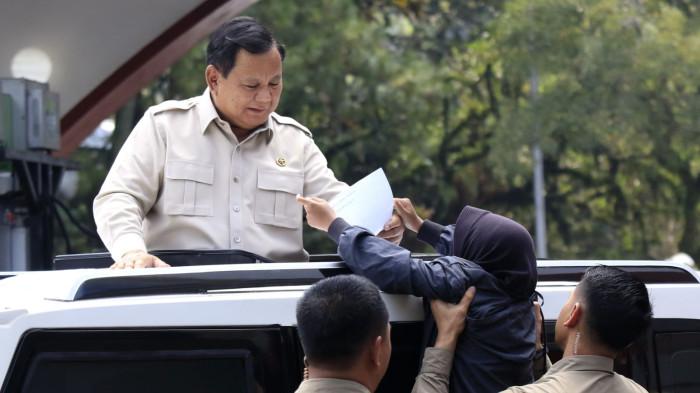 Namiya Darma Casuarina (10) memberikan secarik kertas putih kepada Presiden RI Prabowo Subianto yang telah menghadiri pembukaan Konvensi Sains, Teknologi, dan Industri Indonesia (KSTI) 2025 di Sasana Budaya Ganesha (Sabuga) ITB, Kota Bandung, Jawa Barat, Kamis (7/8/2025). Secarik kertas yang diberikan kepada Prabowo oleh siswi kelas V di SD Muhammadiyah 5 Kota Bandung tersebut bergambar Prabowo muda saat masih aktif di militer menjabat Danjen Kopassus. Namiya mengaku mengidolakan Prabowo dan berharap di bawah kepemimpinan Presiden Prabowo Subianto, Indonesia bisa lebih maju untuk dapat mewujudkan 