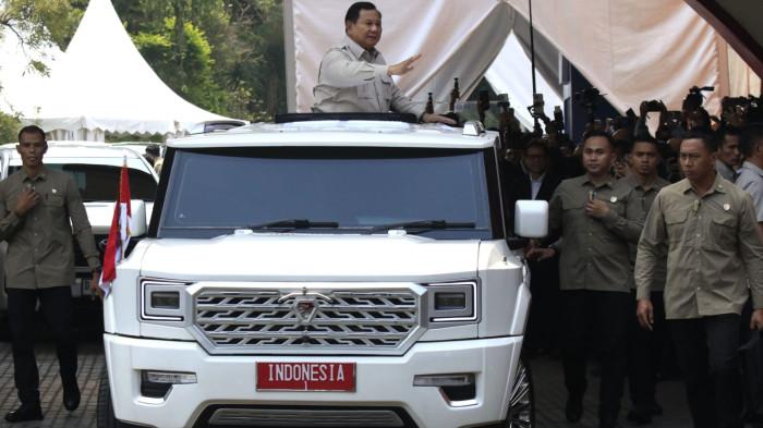 Presiden RI, Prabowo Subianto menaiki Maung MV3 Garuda Limousine saat meninggalkan lokasi acara pembukaan Konvensi Sains, Teknologi, dan Industri Indonesia (KSTI) 2025 di Sasana Budaya Ganesha (Sabuga) ITB, Kota Bandung, Jawa Barat, Kamis (7/8/2025).