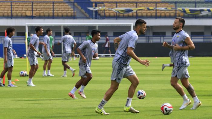 Skuad Persib Bandung menjalani latihan reami atau official training di Stadion Gelora Bandung Lautan Api (GBLA), Kota Bandung, Jawa Barat, Jumat (8/8/2025).