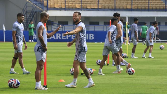 Skuad Persib Bandung menjalani latihan reami atau official training di Stadion Gelora Bandung Lautan Api (GBLA), Kota Bandung, Jawa Barat, Jumat (8/8/2025).