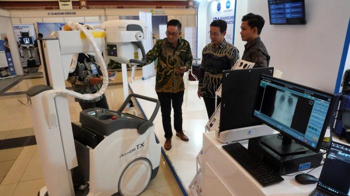 Pengunjung mengamati mobile x-ray Konica Minolta untuk foto rontgen pada pameran Radiology & Hospital Equipment Expo (Radex) 2025 di Graha Manggala Siliwangi, Kota Bandung, Jawa Barat, Jumat (8/8/2025).
