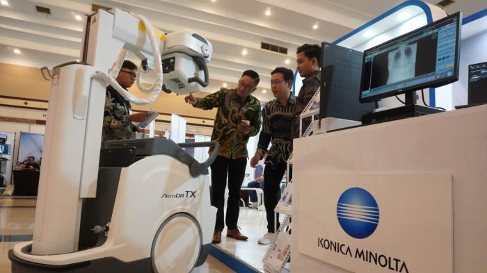 Pengunjung mengamati mobile x-ray Konica Minolta untuk foto rontgen pada pameran Radiology & Hospital Equipment Expo (Radex) 2025 di Graha Manggala Siliwangi, Kota Bandung, Jawa Barat, Jumat (8/8/2025).