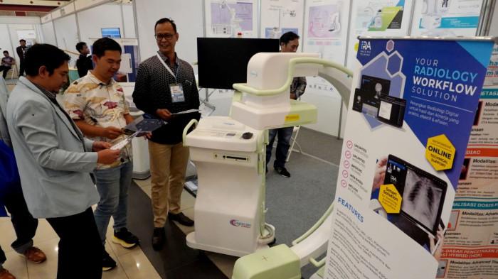 Pengunjung mengamati alat pendeteksi organ dari Allengers yang digunakan untuk operasi pada gelaran Radiology & Hospital Equipment Expo (Radex) 2025 di Graha Manggala Siliwangi, Kota Bandung, Jawa Barat, Jumat (8/8/2025).