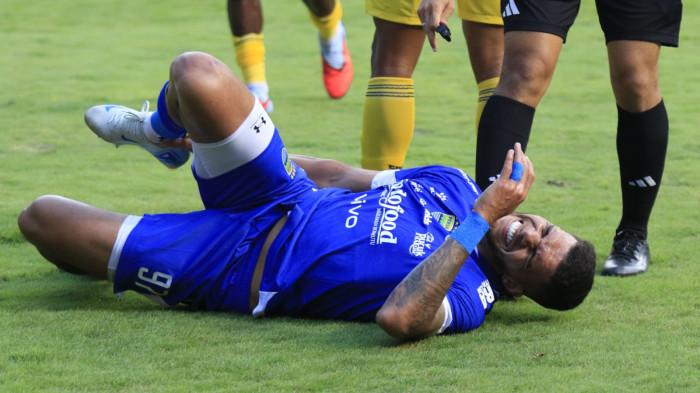 Pamain Persib Bandung, Berguinho meringis kesakitan setelah dijegal pemain Semen Padang pada Super League 2025-2026, di Stadion Gelora Bandung Lautan Api (GBLA), Kota Bandung, Jawa Barat, Sabtu (9/8/2025).