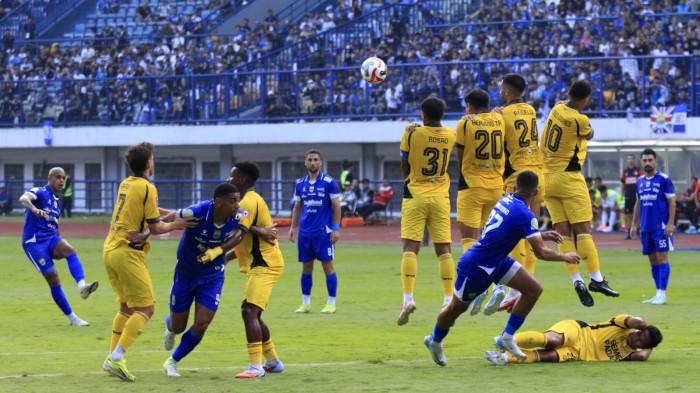 Pamain Persib Bandung, Wiliam Marcilio melakukan tendangan bebas dihadang sejumlah pemain Semen Padang pada Super League 2025-2026, di Stadion Gelora Bandung Lautan Api (GBLA), Kota Bandung, Jawa Barat, Sabtu (9/8/2025).
