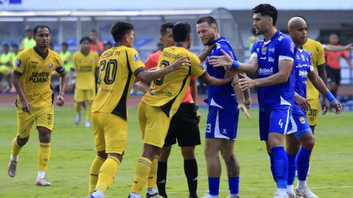 Pamain Persib Bandung, Marc Klok bersitegang dengan pemain Semen Padang, Leo Guntaro pada Super League 2025-2026, di Stadion Gelora Bandung Lautan Api (GBLA), Kota Bandung, Jawa Barat, Sabtu (9/8/2025).
