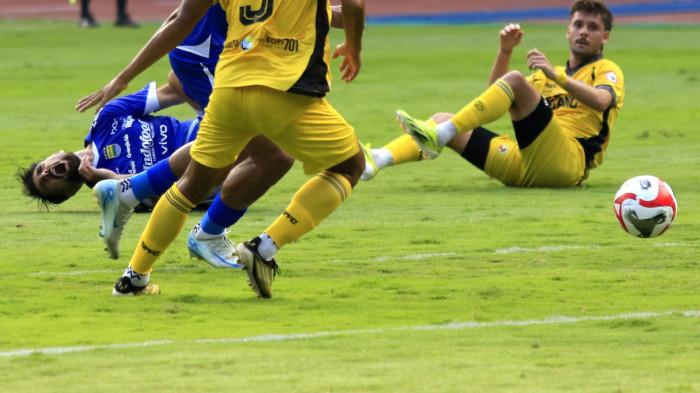 Pamain Persib Bandung, Frans Putros meringis kesakitan setelah dijegal pemain Semen Padang pada Super League 2025-2026, di Stadion Gelora Bandung Lautan Api (GBLA), Kota Bandung, Jawa Barat, Sabtu (9/8/2025).