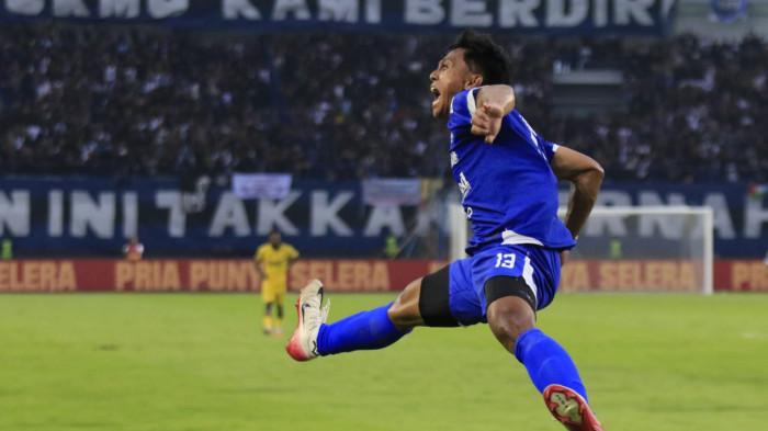 Pamain Persib Bandung, Febri Hariyadi melakukan selebrasi setelah berhasil membobol gawang Semen Padang pada Super League 2025-2026, di Stadion Gelora Bandung Lautan Api (GBLA), Kota Bandung, Jawa Barat, Sabtu (9/8/2025).