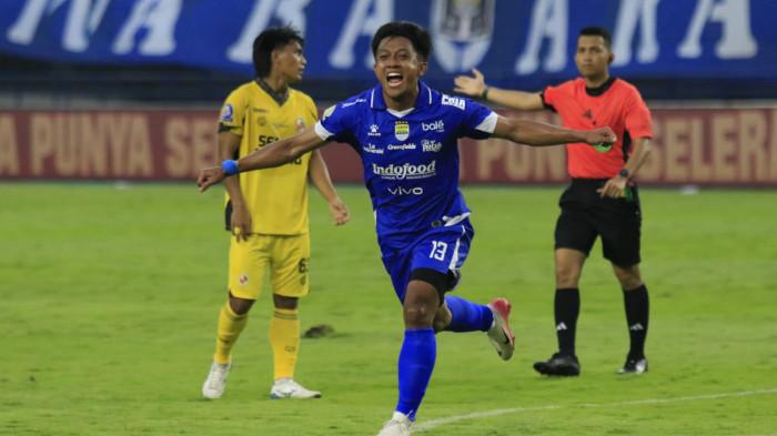 Pamain Persib Bandung, Febri Hariyadi melakukan selebrasi setelah berhasil membobol gawang Semen Padang pada Super League 2025-2026, di Stadion Gelora Bandung Lautan Api (GBLA), Kota Bandung, Jawa Barat, Sabtu (9/8/2025).