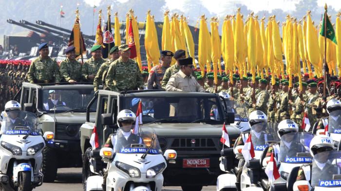Presiden RI, Prabowo Subianto memeriksa pasukan didampingi Panglima TNI Jenderal Agus Subianto, Menteri Pertahanan Sjafrie Sjamsoeddin, Kapolri Jenderal Listyo Sigit Prabowo, serta kepala staf tiga matra, KSAD, KSAL, dan KSAU, pada Upacara Gelar Pasukan dan Kehormatan Militer di Pusdiklatpassus Kopassus, Batujajar, Kabupaten Bandung Barat (KBB), Jawa Barat, Minggu (10/8/2025).