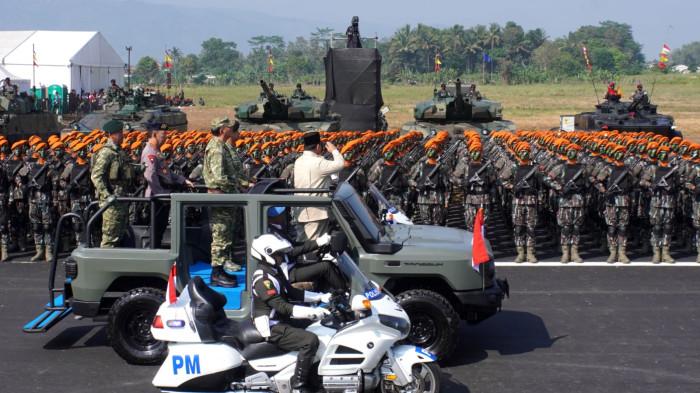 Presiden RI, Prabowo Subianto memeriksa pasukan didampingi Panglima TNI Jenderal Agus Subianto, Menteri Pertahanan Sjafrie Sjamsoeddin, Kapolri Jenderal Listyo Sigit Prabowo, pada Upacara Gelar Pasukan dan Kehormatan Militer di Pusdiklatpassus Kopassus, Batujajar, Kabupaten Bandung Barat (KBB), Jawa Barat, Minggu (10/8/2025).
