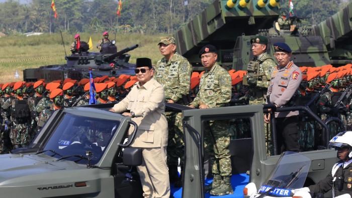 Presiden RI, Prabowo Subianto, memeriksa pasukan didampingi Panglima TNI Jenderal Agus Subianto, Menteri Pertahanan Sjafrie Sjamsoeddin, Kapolri Jenderal Listyo Sigit Prabowo, pada Upacara Gelar Pasukan dan Kehormatan Militer di Pusdiklatpassus Kopassus, Batujajar, Kabupaten Bandung Barat (KBB), Jawa Barat, Minggu (10/8/2025).