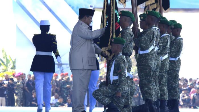 Presiden RI, Prabowo Subianto meresmikan enam komando daerah militer pada Upacara Gelar Pasukan dan Kehormatan Militer di Pusdiklatpassus Kopassus, Batujajar, Kabupaten Bandung Barat (KBB), Jawa Barat, Minggu (10/8/2025).