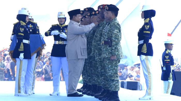 Presiden RI, Prabowo Subianto menyematkan tanda kehormatan Bintang Sakti kepada prajurit yang menunjukkan keberanian, pengabdian, dan pengorbanan luar biasa dalam menjalankan tugas negara pada Upacara Gelar Pasukan dan Kehormatan Militer di Pusdiklatpassus Kopassus, Batujajar, Kabupaten Bandung Barat (KBB), Jawa Barat, Minggu (10/8/2025).