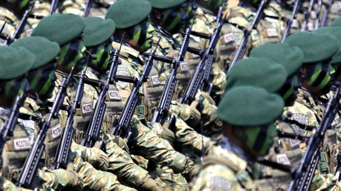 Prajurit TNI melakukan defile pada Upacara Gelar Pasukan dan Kehormatan Militer di Pusdiklatpassus Kopassus, Batujajar, Kabupaten Bandung Barat (KBB), Jawa Barat, Minggu (10/8/2025).