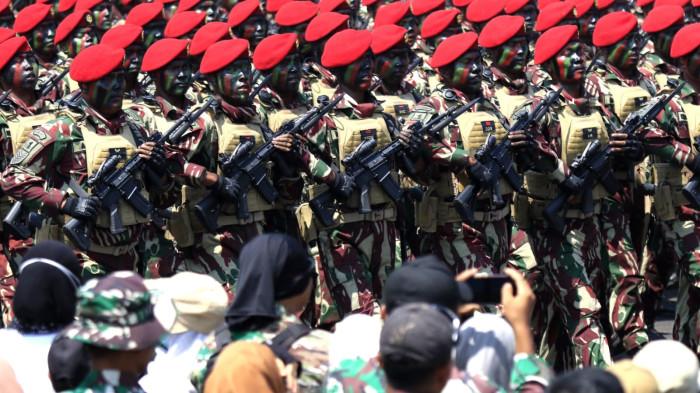 Prajurit TNI melakukan defile pada Upacara Gelar Pasukan dan Kehormatan Militer di Pusdiklatpassus Kopassus, Batujajar, Kabupaten Bandung Barat (KBB), Jawa Barat, Minggu (10/8/2025).