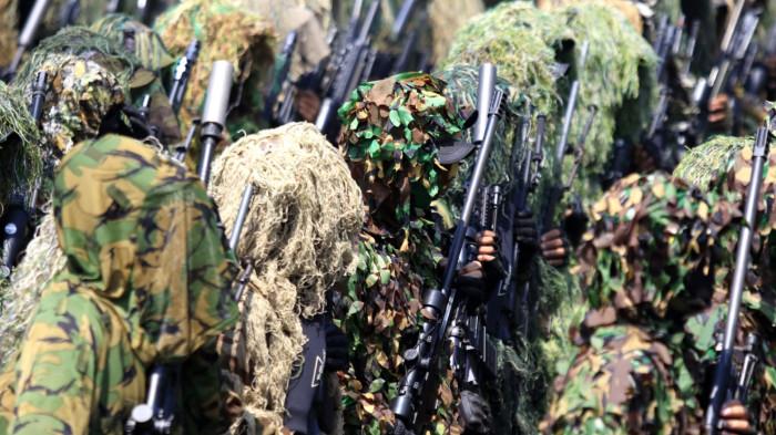 Prajurit TNI melakukan defile pada Upacara Gelar Pasukan dan Kehormatan Militer di Pusdiklatpassus Kopassus, Batujajar, Kabupaten Bandung Barat (KBB), Jawa Barat, Minggu (10/8/2025).