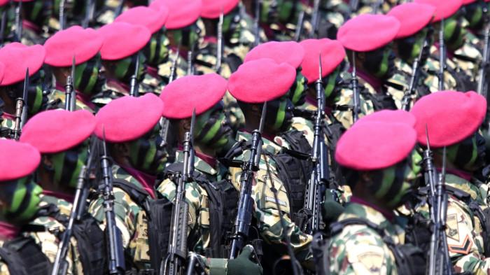 Prajurit TNI melakukan defile pada Upacara Gelar Pasukan dan Kehormatan Militer di Pusdiklatpassus Kopassus, Batujajar, Kabupaten Bandung Barat (KBB), Jawa Barat, Minggu (10/8/2025).