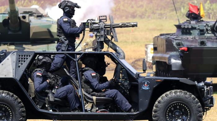 Prajurit TNI melakukan demonstrasi ketangkasan pada Upacara Gelar Pasukan dan Kehormatan Militer di Pusdiklatpassus Kopassus, Batujajar, Kabupaten Bandung Barat (KBB), Jawa Barat, Minggu (10/8/2025).