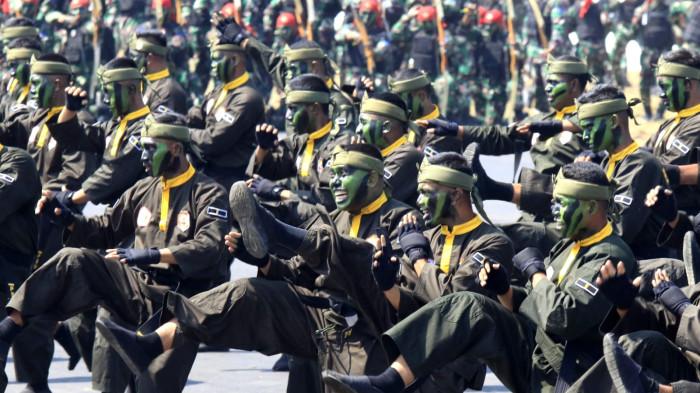 Prajurit TNI melakukan demonstrasi ketangkasan pada Upacara Gelar Pasukan dan Kehormatan Militer di Pusdiklatpassus Kopassus, Batujajar, Kabupaten Bandung Barat (KBB), Jawa Barat, Minggu (10/8/2025).