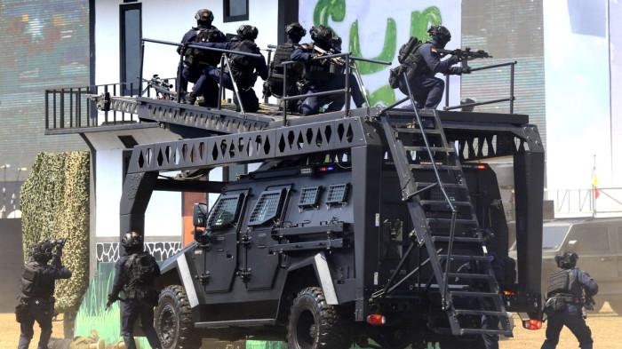 Prajurit TNI melakukan demonstrasi ketangkasan pada Upacara Gelar Pasukan dan Kehormatan Militer di Pusdiklatpassus Kopassus, Batujajar, Kabupaten Bandung Barat (KBB), Jawa Barat, Minggu (10/8/2025).