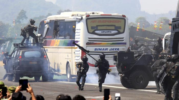 Prajurit TNI melakukan demonstrasi ketangkasan pada Upacara Gelar Pasukan dan Kehormatan Militer di Pusdiklatpassus Kopassus, Batujajar, Kabupaten Bandung Barat (KBB), Jawa Barat, Minggu (10/8/2025).