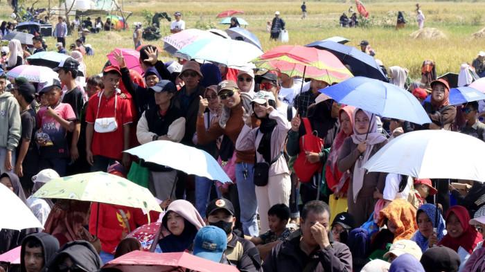 Warga menyaksikan Upacara Gelar Pasukan dan Kehormatan Militer di Pusdiklatpassus Kopassus, Batujajar, Kabupaten Bandung Barat (KBB), Jawa Barat, Minggu (10/8/2025).
