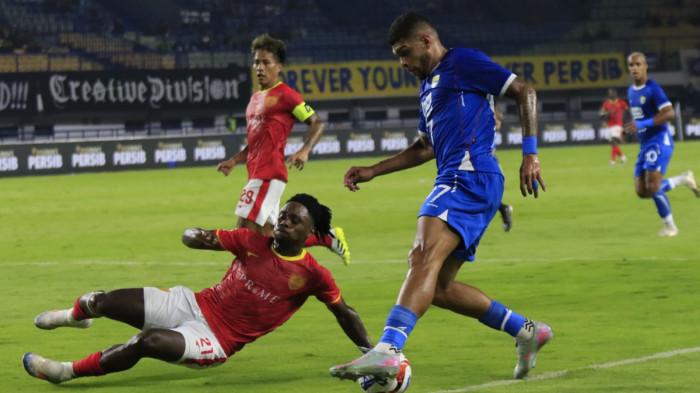Pemain Persib Bandung, Rosembergne da Silva (Berguinho) menguasai bola berusaha dihadang pemain Manila Digger pada play off AFC Champion League Two (ACL 2) di Stadion Gelora Bandung Lautan Api (GBLA), Kota Bandung, Jawa Barat, Rabu (13/8/2025).