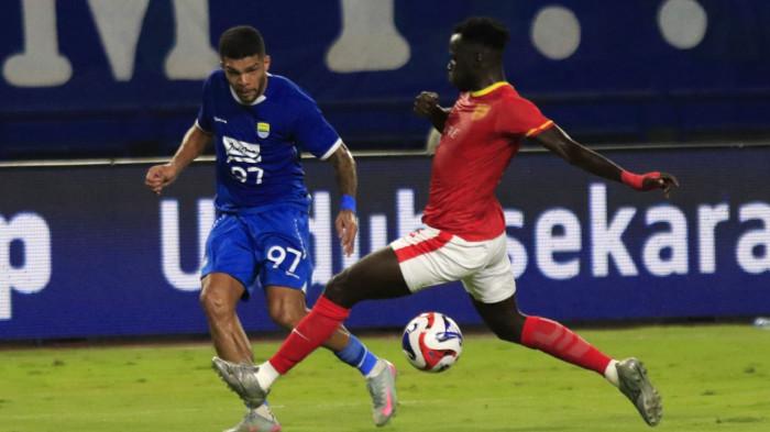 Pemain Persib Bandung, Rosembergne da Silva (Berguinho) (kiri) berebut bola dengan pemain Manila Digger pada play off AFC Champion League Two (ACL 2) di Stadion Gelora Bandung Lautan Api (GBLA), Kota Bandung, Jawa Barat, Rabu (13/8/2025).