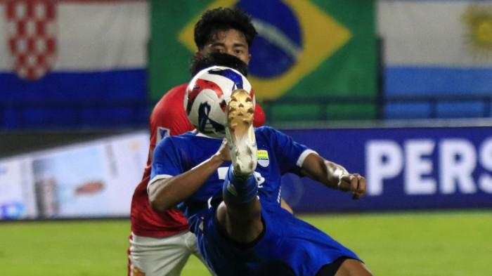 Pemain Persib Bandung, Beckham Putra melancarkan tendangan voli dibayang-bayangi pemain Manila Digger pada play off AFC Champion League Two (ACL 2) di Stadion Gelora Bandung Lautan Api (GBLA), Kota Bandung, Jawa Barat, Rabu (13/8/2025).