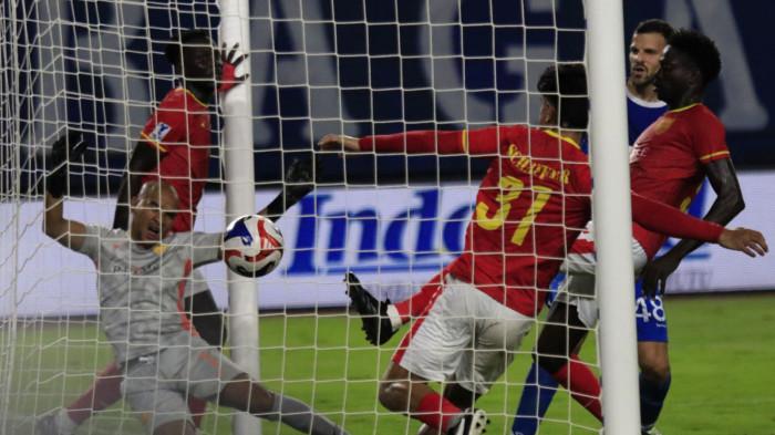 Kiper dan seorang pemain Manila Digger gagal mengantisipasi bola sepakan pemain Persib Bandung, Luciano Guaycochea sehingga bola masuk ke gawang sendiri pada play off AFC Champion League Two (ACL 2) di Stadion Gelora Bandung Lautan Api (GBLA), Kota Bandung, Jawa Barat, Rabu (13/8/2025).
