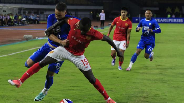 Pemain Persib Bandung, Luciano Guaycochea berebut bola dengan pemain Manila Digger pada play off AFC Champion League Two (ACL 2) di Stadion Gelora Bandung Lautan Api (GBLA), Kota Bandung, Jawa Barat, Rabu (13/8/2025).