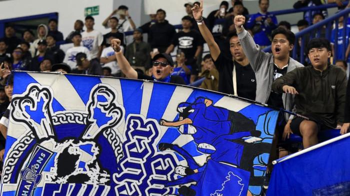 Robotoh mendukung Persib Bandung saat menghadapi Manila Digger pada play off AFC Champion League Two (ACL 2) di Stadion Gelora Bandung Lautan Api (GBLA), Kota Bandung, Jawa Barat, Rabu (13/8/2025).
