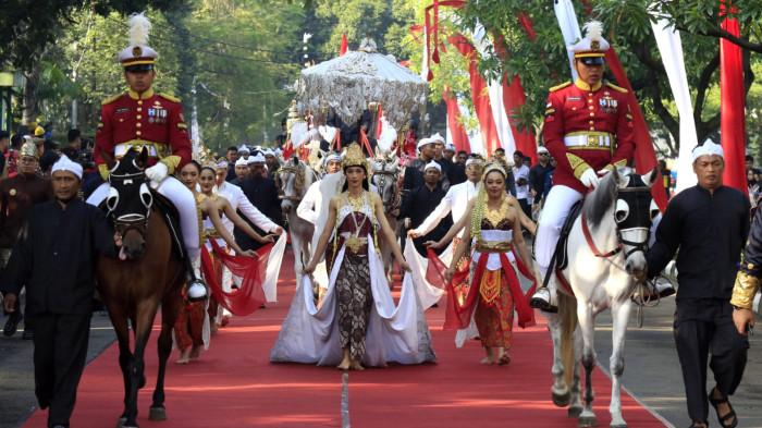Pasukan berkuda mengawal iring-iringan Kirab Sang Merah Putih, mengantarkan bendera Merah Putih menggunakan kereta kencana, tiba di sekitar tempat upacara, Lapangan Gasibu, Kota Bandung, Jawa Barat, Minggu (17/8/2025).