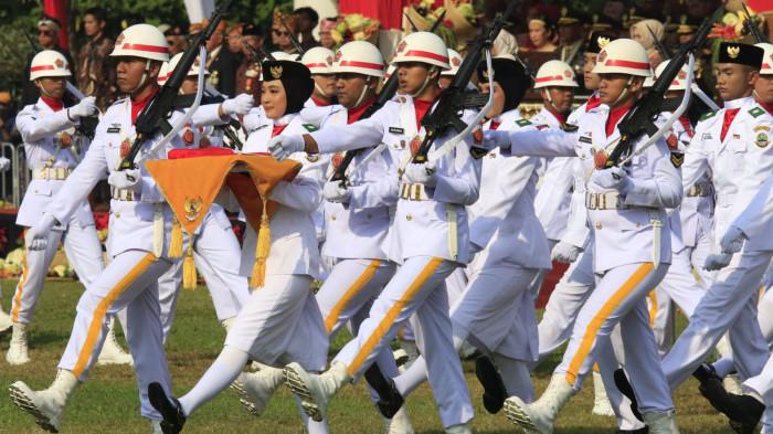 Pasukan Pengibar Bendera Pusaka Jawa Barat (Paskibraka Jabar) mengibarkan bendera Merah Putih pada upacara bendera peringatan Hari Ulang Tahun (HUT) ke-80 Kemerdekaan Republik Indonesia tingkat Provinsi Jawa Barat di Lapangan Gasibu, Jalan Diponegoro, Kota Bandung, Jawa Barat, Minggu (17/8/2025).