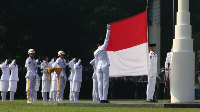 Pasukan Pengibar Bendera Pusaka Jawa Barat (Paskibraka Jabar) mengibarkan bendera Merah Putih pada upacara bendera peringatan Hari Ulang Tahun (HUT) ke-80 Kemerdekaan Republik Indonesia tingkat Provinsi Jawa Barat di Lapangan Gasibu, Jalan Diponegoro, Kota Bandung, Jawa Barat, Minggu (17/8/2025).