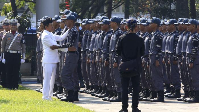 Gubernur Jawa Barat, Dedi Mulyadi menyalami dan memeluk siswa Panca Waluya seusai upacara bendera peringatan Hari Ulang Tahun (HUT) ke-80 Kemerdekaan Republik Indonesia tingkat Provinsi Jawa Barat di Lapangan Gasibu, Jalan Diponegoro, Kota Bandung, Jawa Barat, Minggu (17/8/2025).