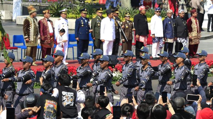 Gubernur Jawa Barat, Dedi Mulyadi bersama Forkopimda dan masyarakat menyaksikan defile pasukan dari siswa Panca Waluya seusai upacara bendera peringatan Hari Ulang Tahun (HUT) ke-80 Kemerdekaan Republik Indonesia tingkat Provinsi Jawa Barat, di Jalan Diponegoro, Kota Bandung, Jawa Barat, Minggu (17/8/2025).