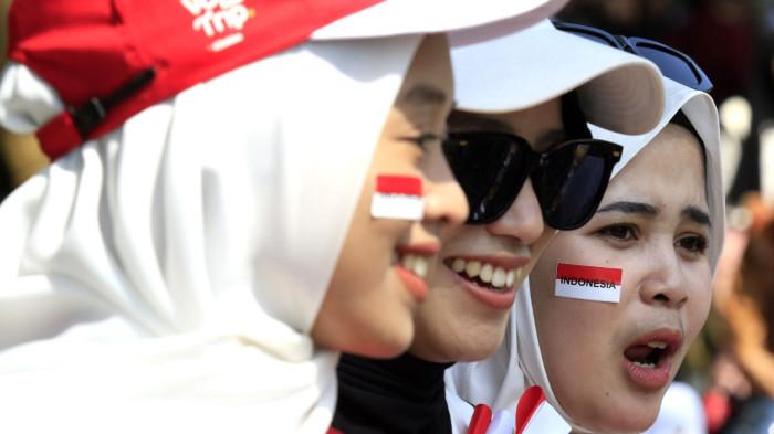 Warga menyaksikan Kirab Merah Putih seusai upacara bendera peringatan Hari Ulang Tahun (HUT) ke-80 Kemerdekaan Republik Indonesia tingkat Provinsi Jawa Barat, di Jalan Diponegoro, Kota Bandung, Jawa Barat, Minggu (17/8/2025).