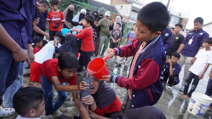 Sejumlah anak mengikuti lomba mengisi air ke pipa bocor pada kegiatan memperingati HUT ke-80 Republik Indonesia, di Rancamanyar Regency 1, Desa Rancamanyar, Kecamatan Baleendah, Kabupaten Bandung, Jawa Barat, Minggu (17/8/2025).