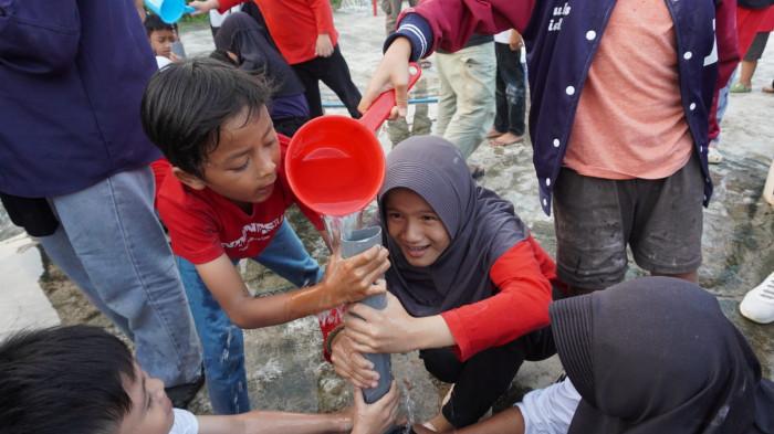 Sejumlah anak mengikuti lomba mengisi air ke pipa bocor pada kegiatan memperingati HUT ke-80 Republik Indonesia, di Rancamanyar Regency 1, Desa Rancamanyar, Kecamatan Baleendah, Kabupaten Bandung, Jawa Barat, Minggu (17/8/2025).