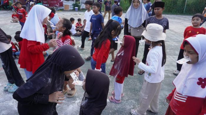 Sejumlah anak mengikuti lomba estafet tepung pada kegiatan memperingati HUT ke-80 Republik Indonesia, di Rancamanyar Regency 1, Desa Rancamanyar, Kecamatan Baleendah, Kabupaten Bandung, Jawa Barat, Minggu (17/8/2025).