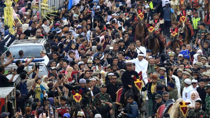 Gubernur Jawa Barat, Dedi Muyadi menunggang kuda pada Kirab Budaya memperingati Hari Jadi ke-80 Provinsi Jawa Barat, di Kota Bandung, Jawa Barat, Selasa (19/8/2025).