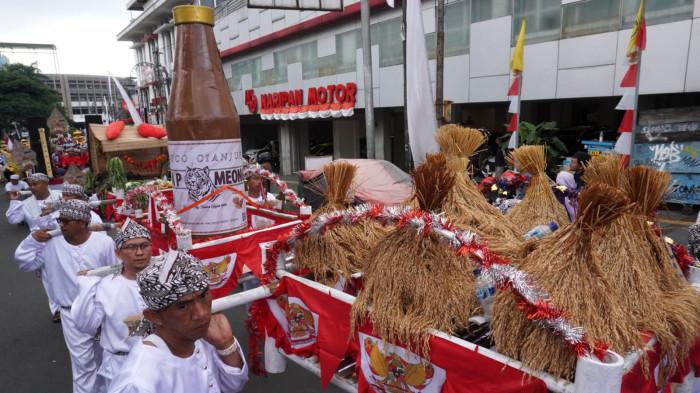 Sejumlah peserta mengikuti Kirab Budaya dalam rangka memperingati Hari Jadi ke-80 Provinsi Jawa Barat, di Kota Bandung, Jawa Barat, Selasa (19/8/2025).