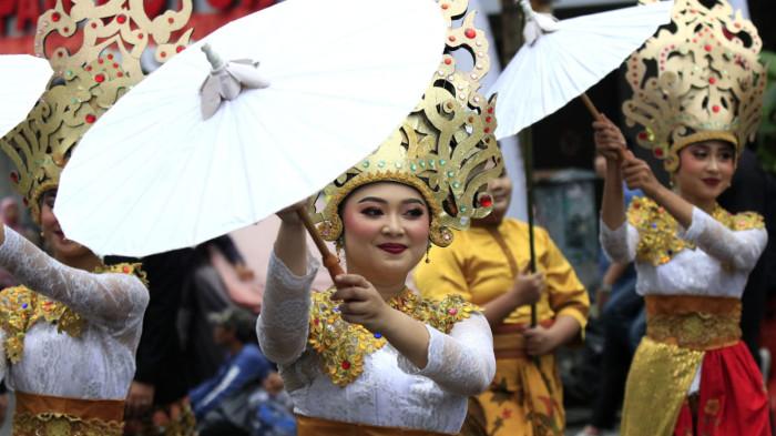 Sejumlah peserta mengikuti Kirab Budaya dalam rangka memperingati Hari Jadi ke-80 Provinsi Jawa Barat, di Kota Bandung, Jawa Barat, Selasa (19/8/2025).