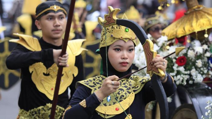 Sejumlah peserta mengikuti Kirab Budaya dalam rangka memperingati Hari Jadi ke-80 Provinsi Jawa Barat, di Kota Bandung, Jawa Barat, Selasa (19/8/2025).